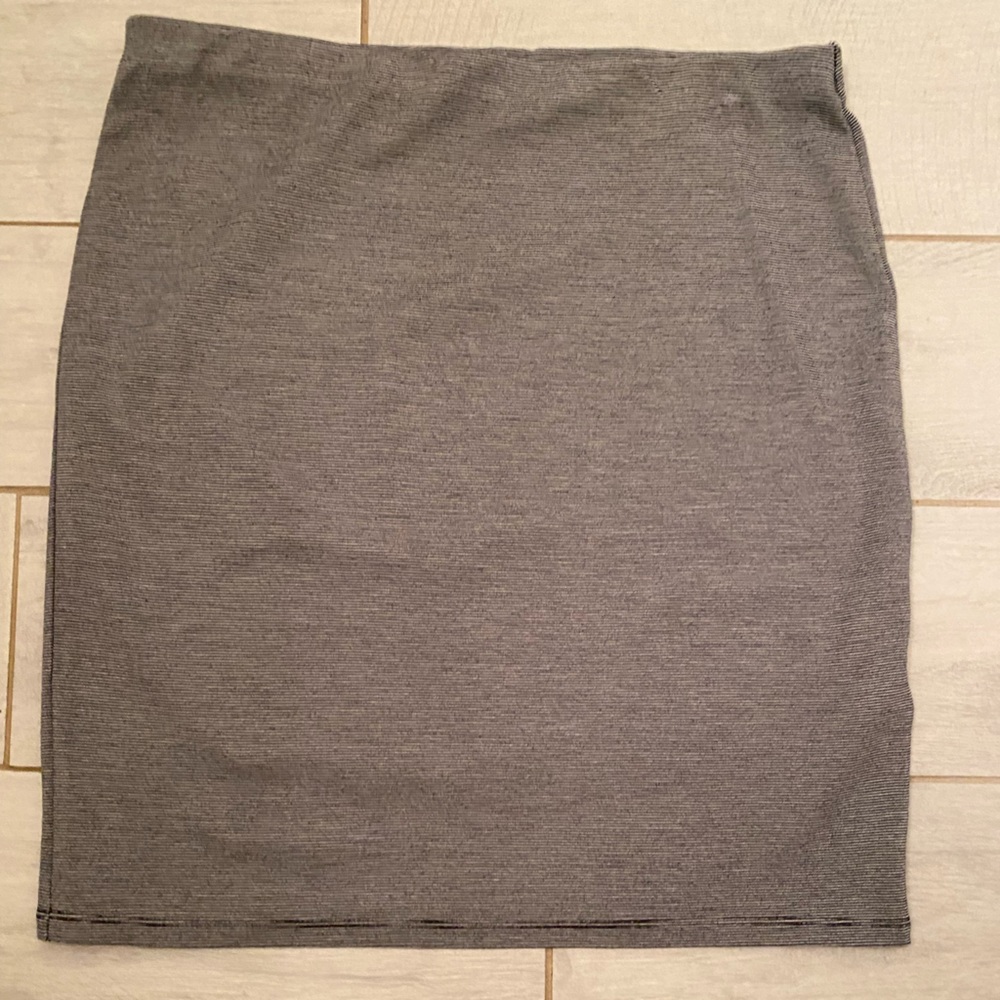 WOMEN’S SIZE MEDIUM NAVY AND WHITE HORIZONTAL PIN STRIPED SKIRT BY JOE FRESH